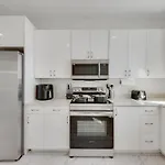 Urban Sky 2Br I Parking I King Bed I Workspace