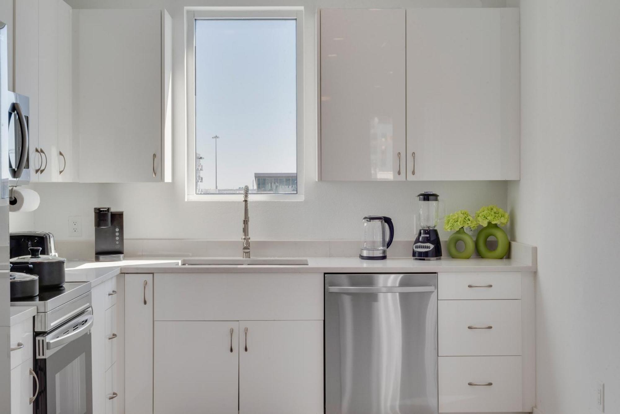 Urban Sky 2br I Parking I King Bed I Workspace *