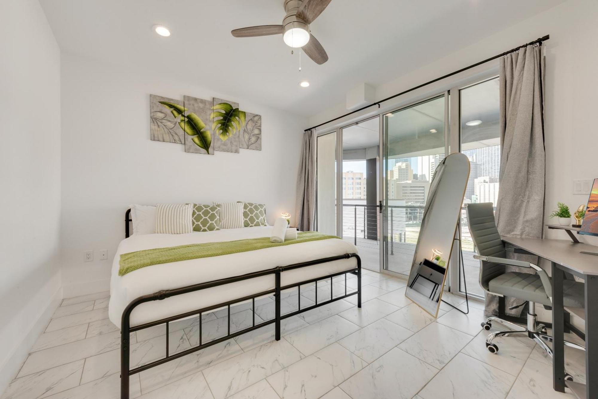 Urban Sky 2br I Parking I King Bed I Workspace Dallas