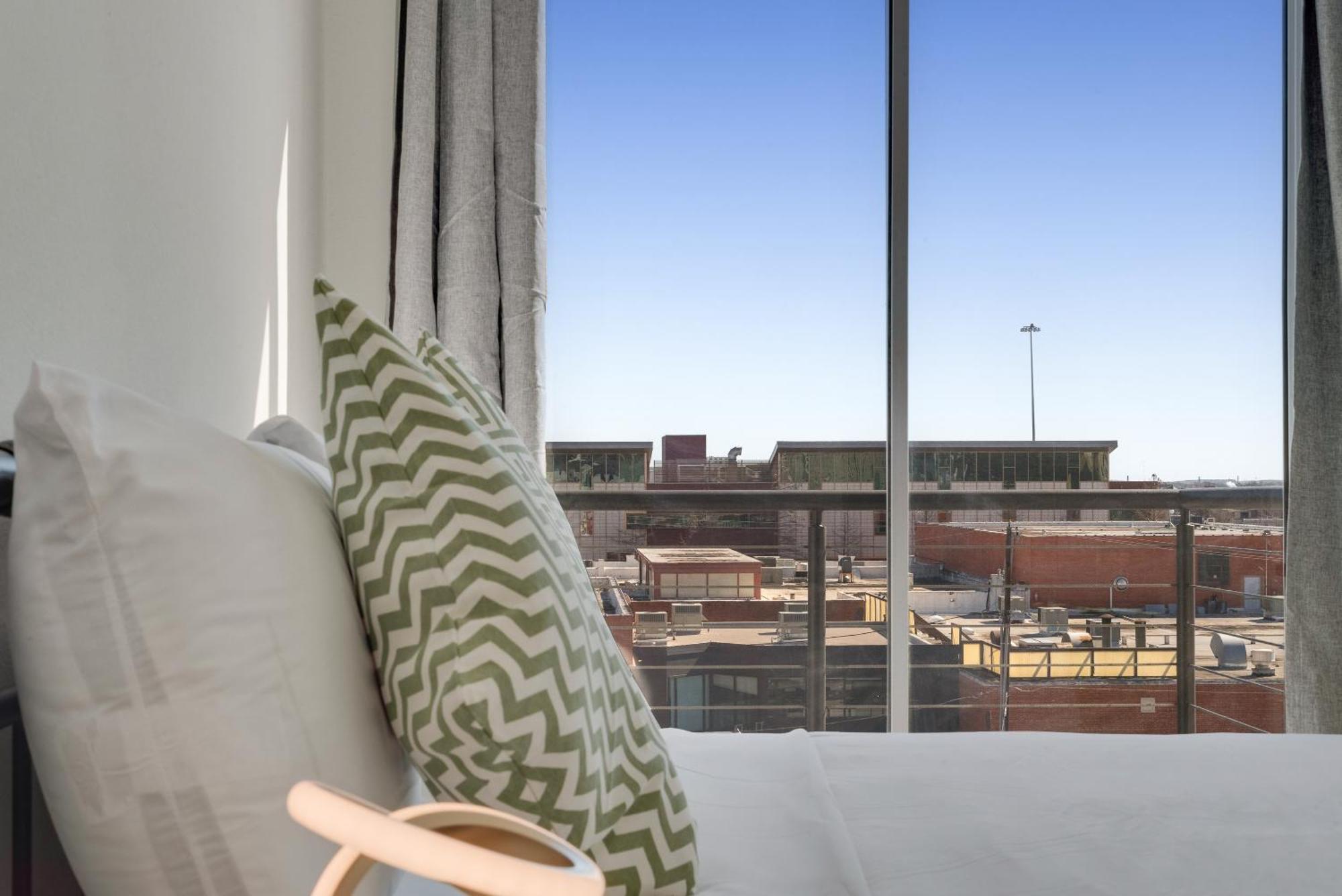 Apartment Urban Sky 2br I Parking I King Bed I Workspace *