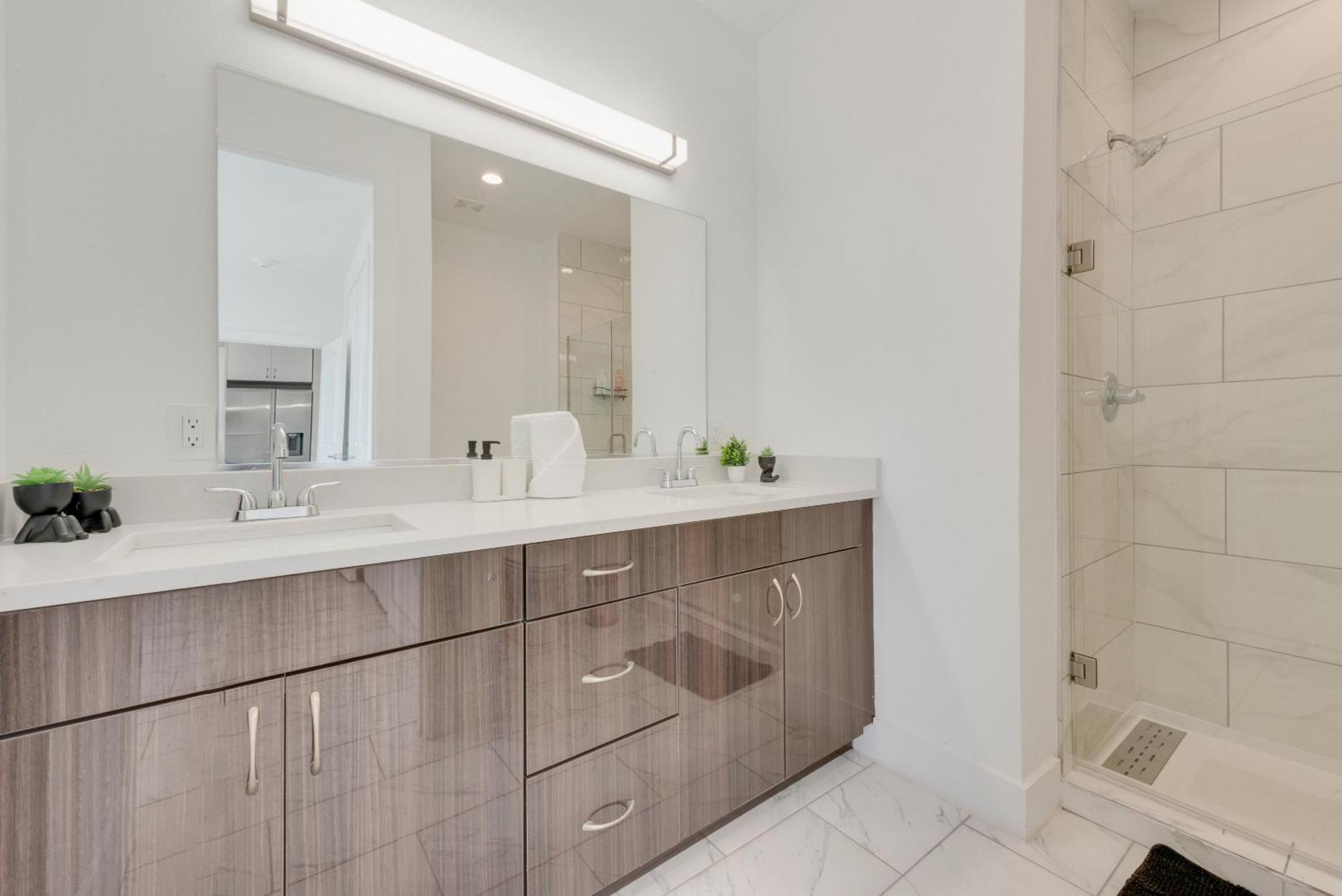 Urban Sky 2br I Parking I King Bed I Workspace *
