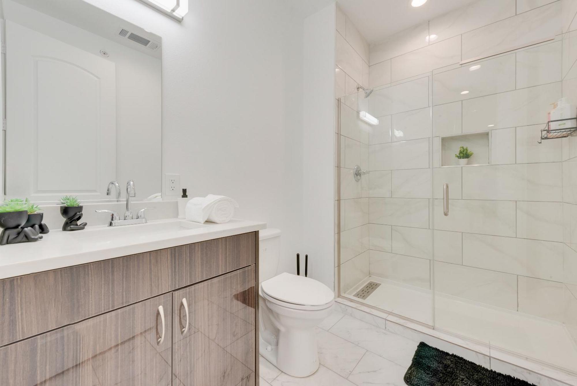 Urban Sky 2br I Parking I King Bed I Workspace Dallas