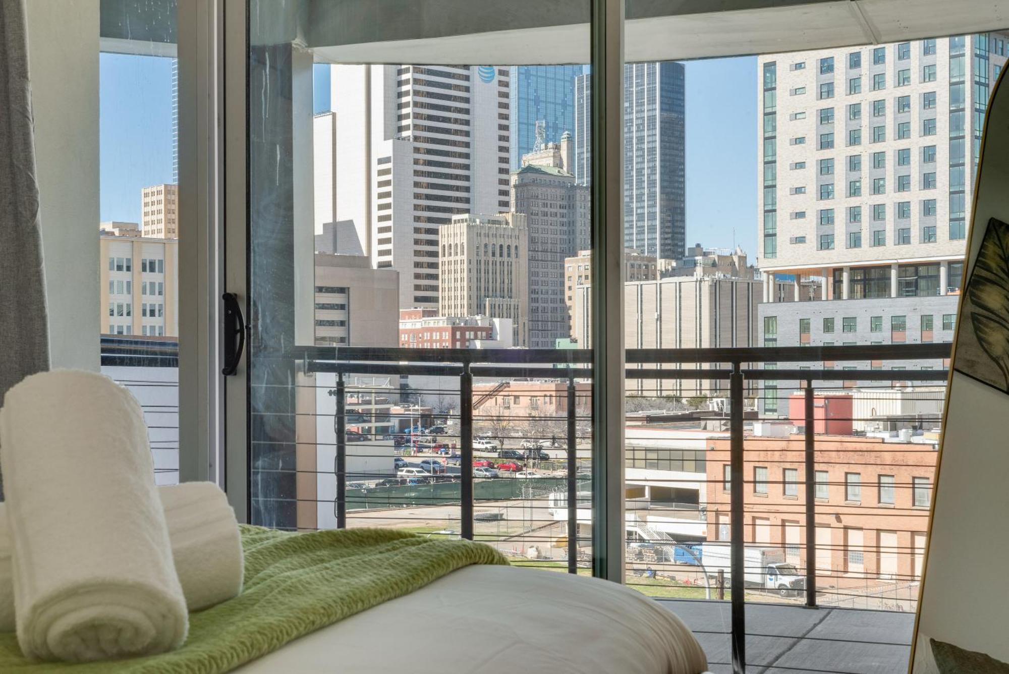 Apartment Urban Sky 2br I Parking I King Bed I Workspace *