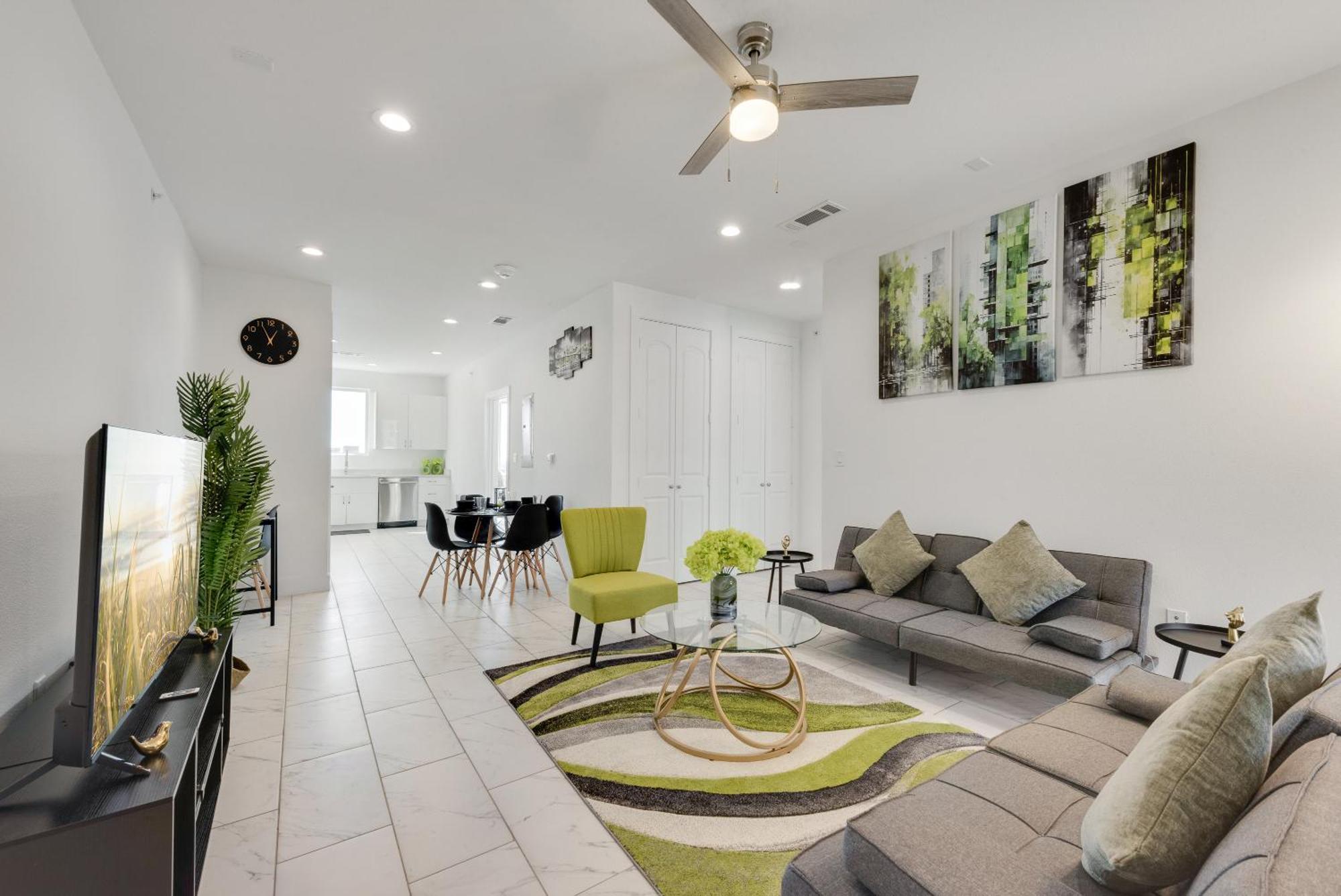 Urban Sky 2br I Parking I King Bed I Workspace Apartment Dallas
