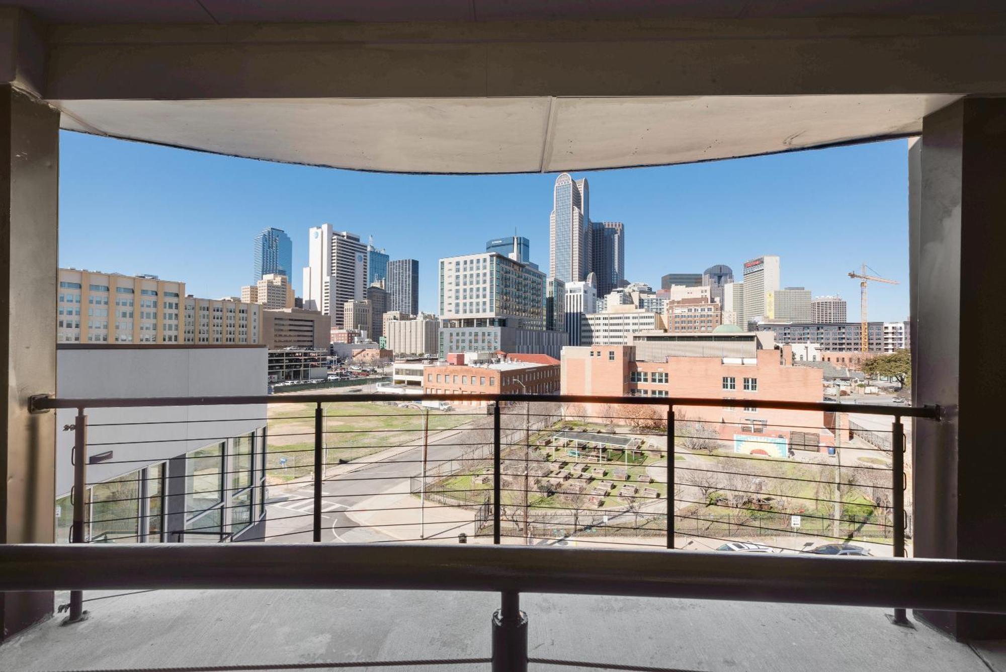 Urban Sky 2br I Parking I King Bed I Workspace Dallas